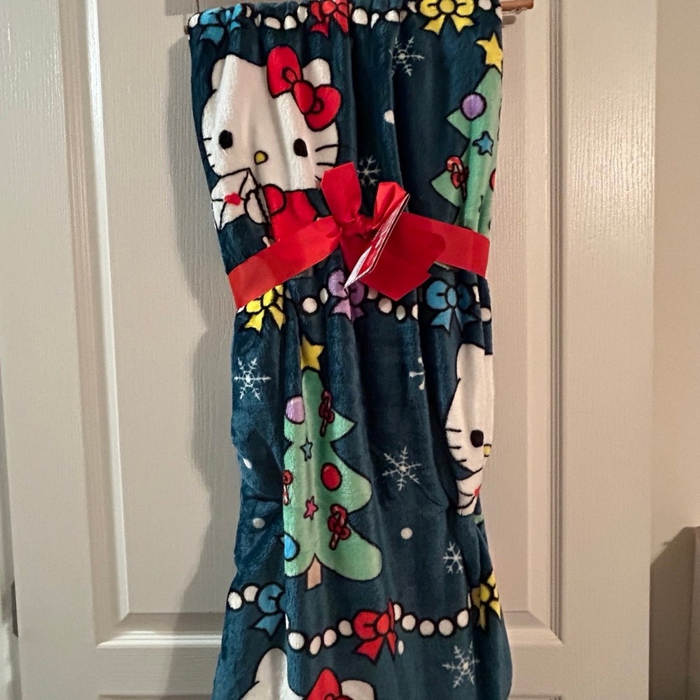Hello Kitty Christmas throw - green with christmas tree
